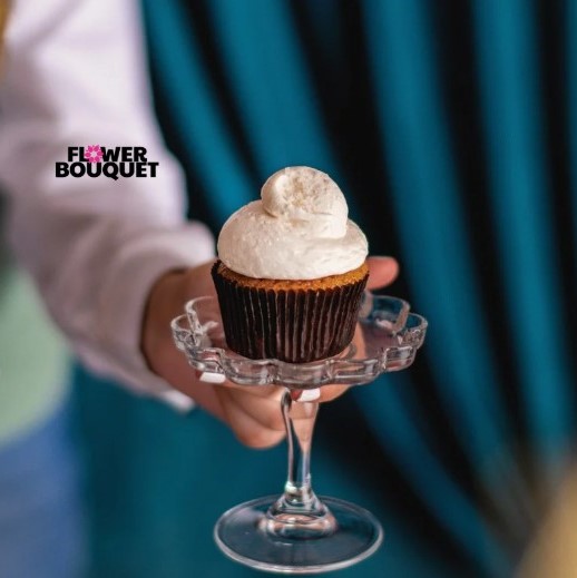 Gourmet Raffaello Coconut & Vanilla Cupcake